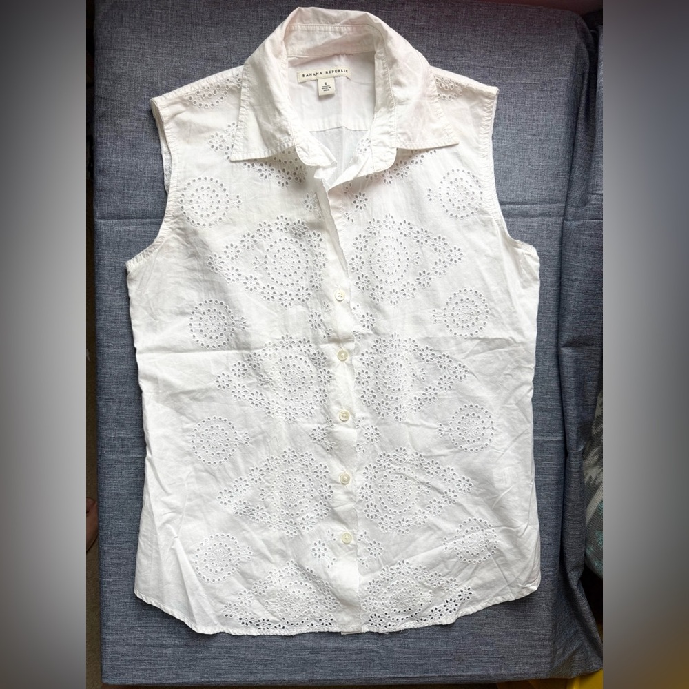 Banana Republic White Eyelet Sleeveless Button-Down Shirt